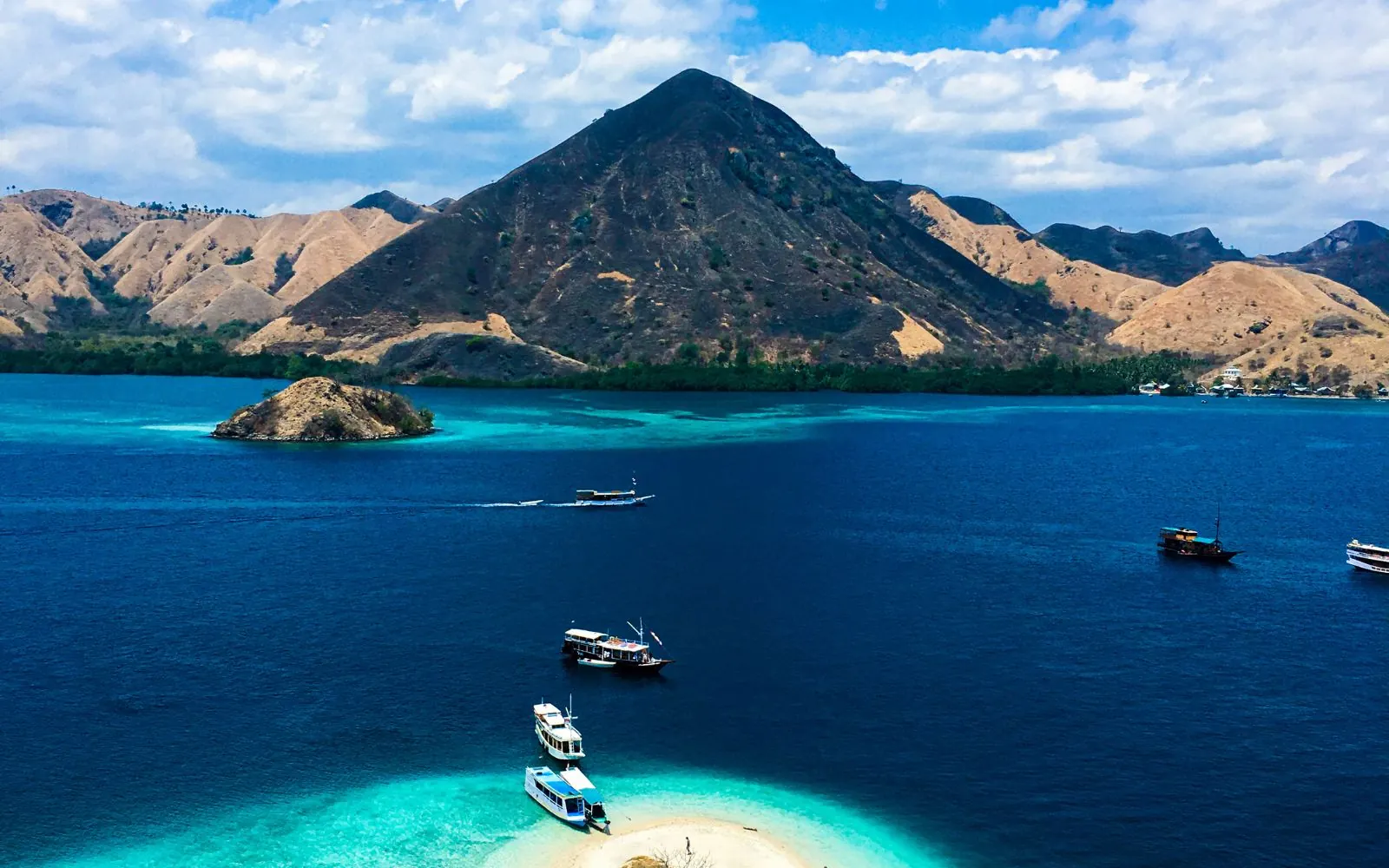 Paisaje costero e islas en la zona de Komodo