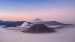 Volcanes Bromo, Batok y Semeru al amanecer en la caldera del Tengger