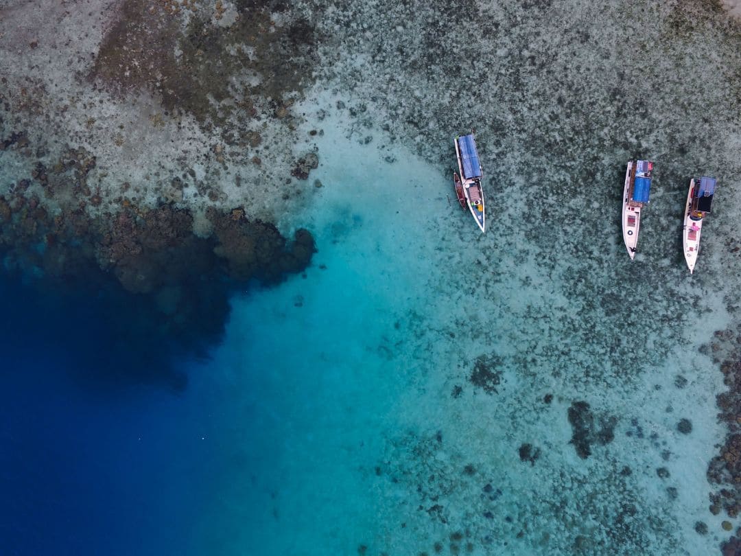 Volar un dron en Indonesia: normas, zonas y permisos