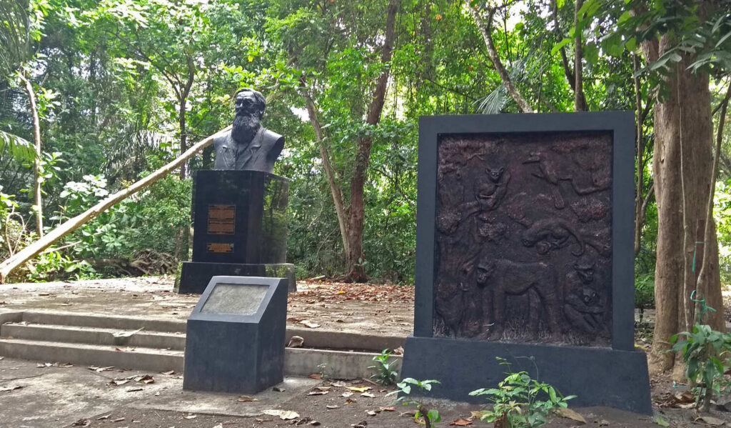 Escultura de Alfred Russel Wallace en el Parque Nacional de Tangkoko, Sulawesi